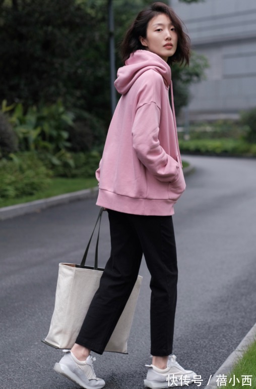休闲 卫衣不知道怎么穿?试试经典的浅粉色,少女感很强,出街也美美哒