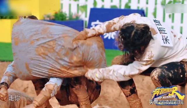 助理 宋雨琦麻袋砸脸baby自己却用手挡惹争议,baby助理发声耐人寻味!