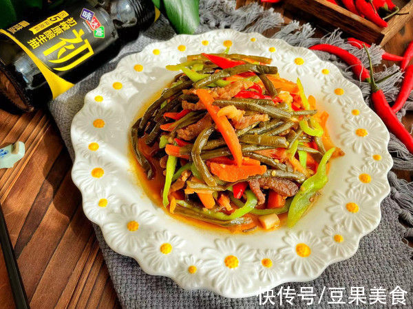 据说这个时候吃酸豆角炒肉，是最好的