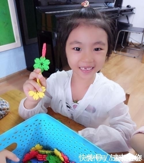 童年|熊孩子玩“水晶泥”粘满头,父母崩溃不想要,网友笑翻:完成童年