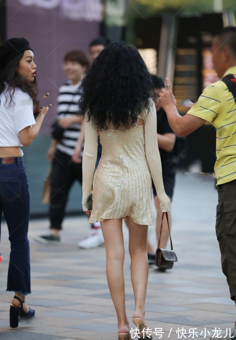 连衣裙|美女的卷发配上连衣裙,条纹也很显瘦,非常的有气质