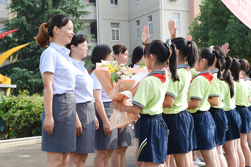 盲盒|盲盒开启“惊喜” 这个教师节有点不一样