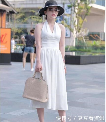 穿搭|简约白色挂脖连衣裙搭配棕色包包,高贵完美,气质甜美