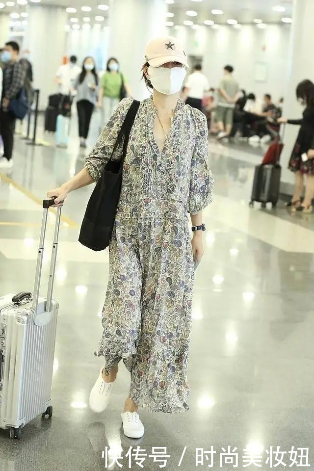 马伊琍|马伊琍穿衣品味真好,穿抹胸衣配喇叭裤比例太完美,气质好高级