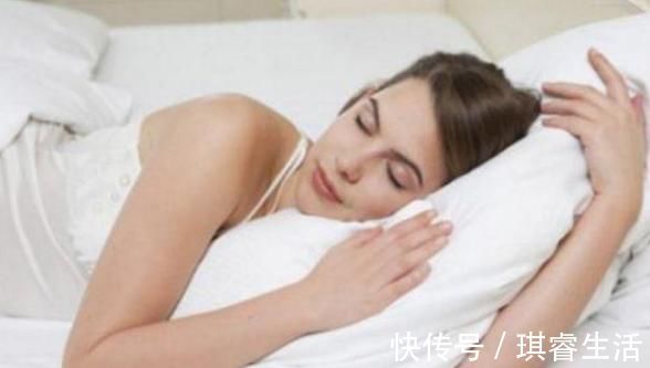 女性|女性到了更年期，常用葛根泡水喝，身体会尝到3个“好处”！