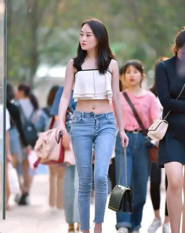 气质 美丽的美女,吊带衬衫配牛仔裤,展现出高挑型的美丽,气质迷人!