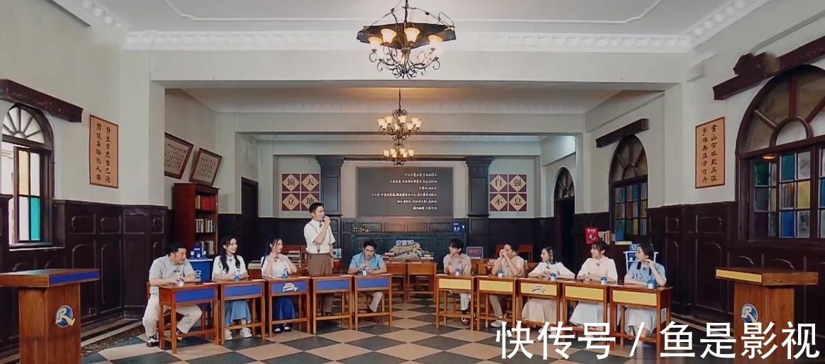 角落|《跑男》新晋卑微女嘉宾，被叫错名字都不吭声，一直坐角落赔笑