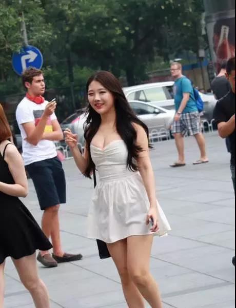 靓丽女孩 穿白色抹胸短裙的靓丽女孩, 可爱的长发童颜, 胖嘟嘟的!