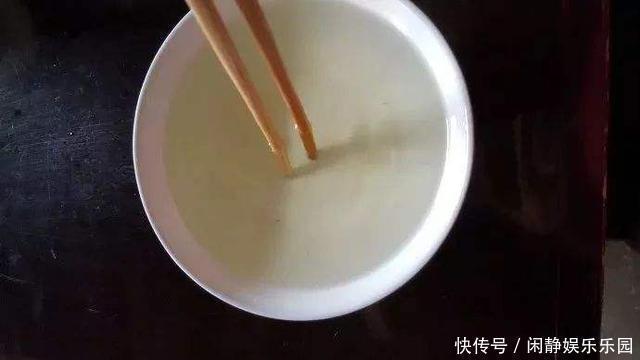 杯子|屋子里放一杯糖水真能驱蚊,科学家发现不让蚊子咬你的秘密