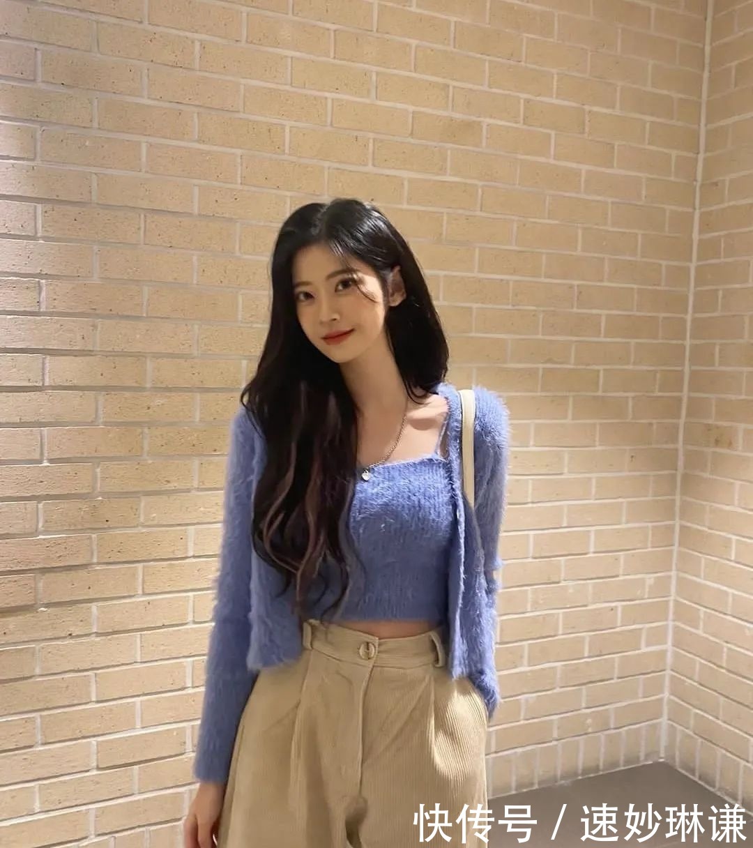 短上衣 + 高腰下装,今春流行这么穿