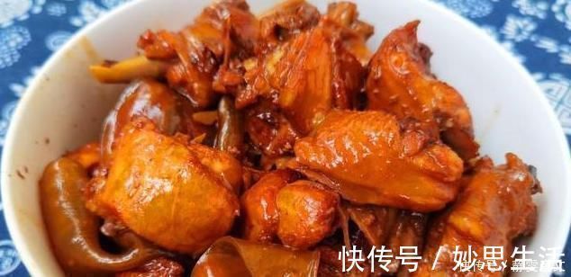 炖鸡时，要不要先焯水？大厨：教你正确做法，鸡肉鲜香又入味