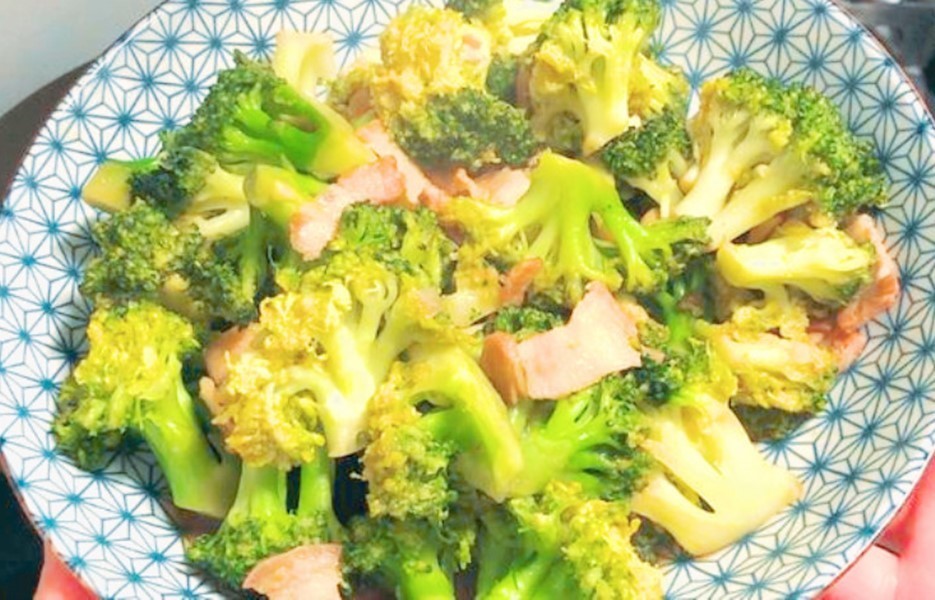 西兰花|炒西兰花,有人焯水、有人直接炒,都不对!教你正确做法,太香了