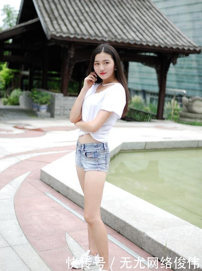 街拍:两个小姐姐喝汽水一起逛街,这对闺蜜哪个搭配得更好?