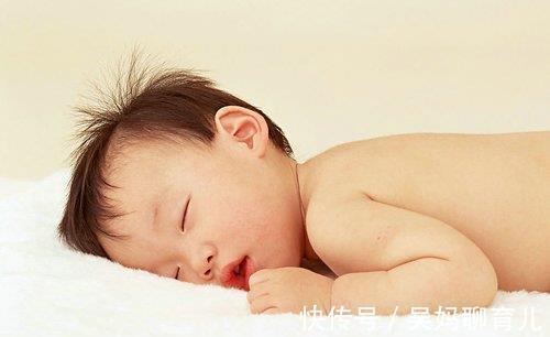 家长|为什么宝宝都爱趴着睡?到底要不要纠正趴睡姿势,听听医生怎么说