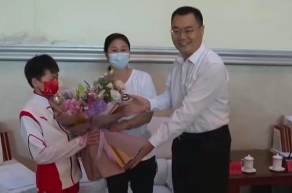 湛江|全红婵现身!红姐被家乡领导接见,高水平发言,如今越发成熟