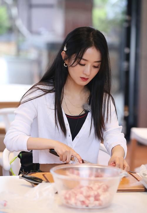 劳模|赵丽颖变中餐厅劳模,切了一下午肉,看见她拿刀的手吓了一跳