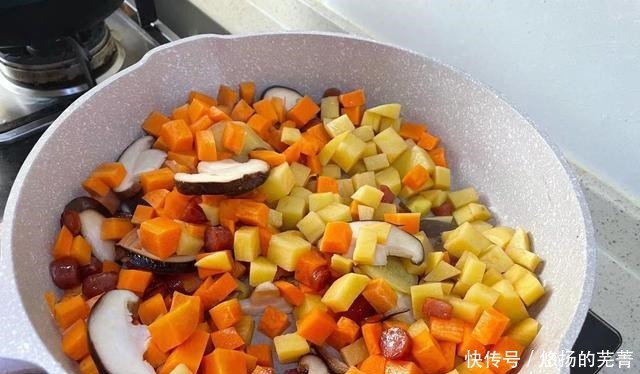 晒晒我家懒人午餐,早上预约,中午直接开饭,天冷隔三差五想吃