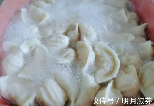 萝卜馅饺子|萝卜馅饺子，是焯水还是直接包，只要这步做对了，鲜嫩多汁又好吃