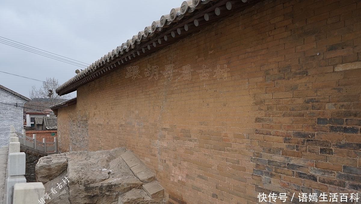山西晋城陵川县有一座金代建筑的典范龙岩寺，斗拱脊饰精美异常