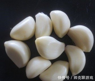 炸蒜蓉时,别直接放油锅炸,大厨教你4招,香浓味美不发黑!