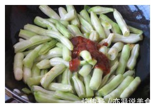别再傻傻的干炒四季豆啦,加点酱进去是真香,搭配猪肚堪称一绝!