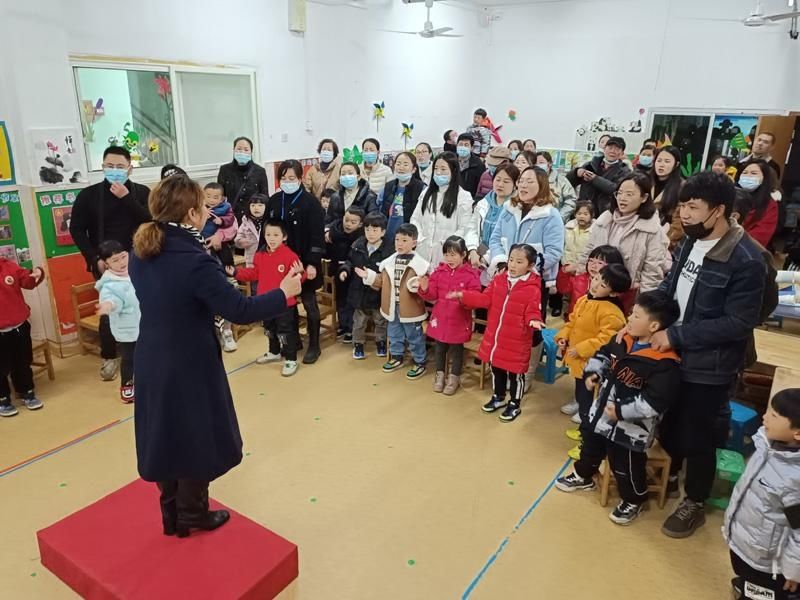 别样的家长会--萌娃节日送祝福 家园共育颂雷锋