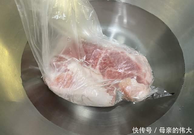 技巧|解冻肉时,不要直接用水泡,教你2个解冻小技巧,省时又保鲜