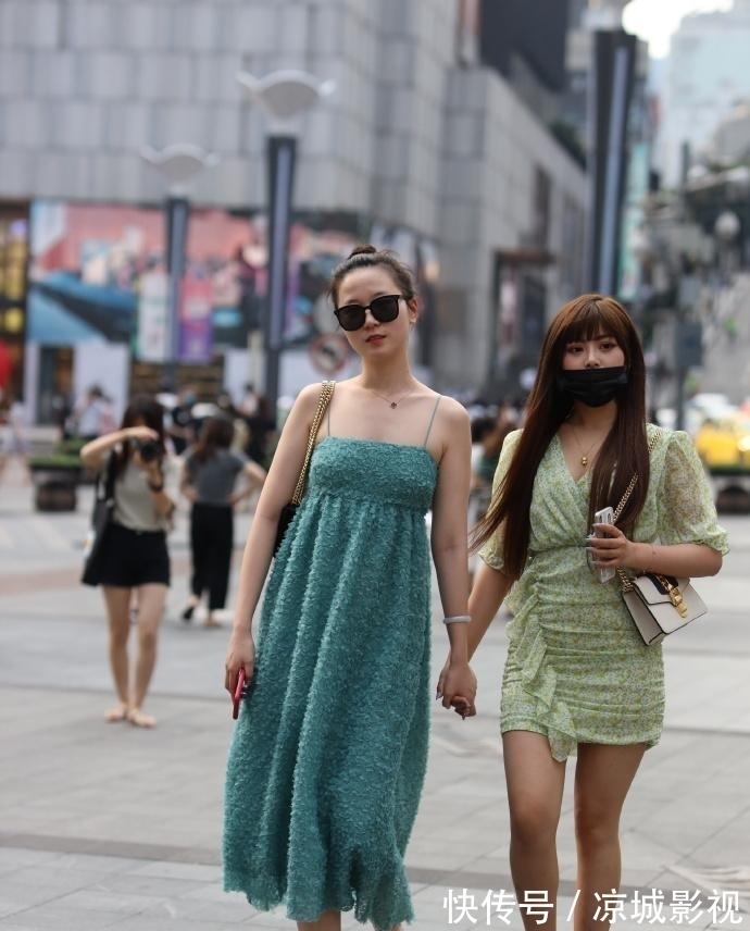 穿搭 秋日气质穿搭，姐姐的“纹理裙”，前面时尚有型背面“暗藏玄机”