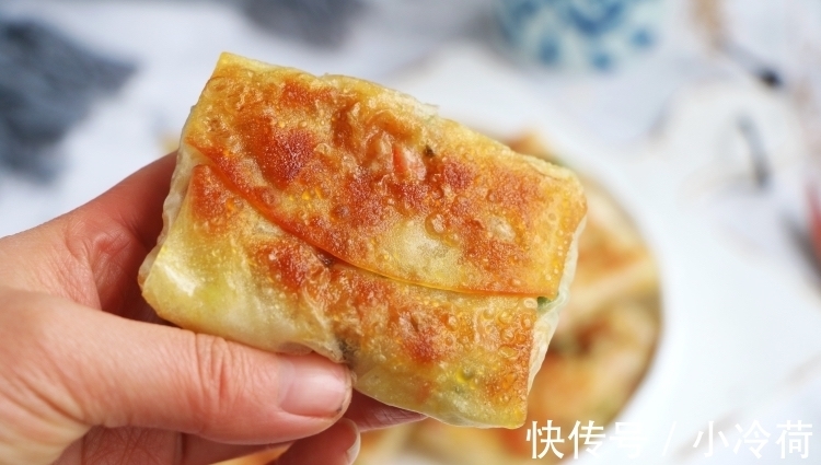香菇|剩米饭还在炒着吃？试试新吃法，又香又脆，连着吃了3顿都吃不够