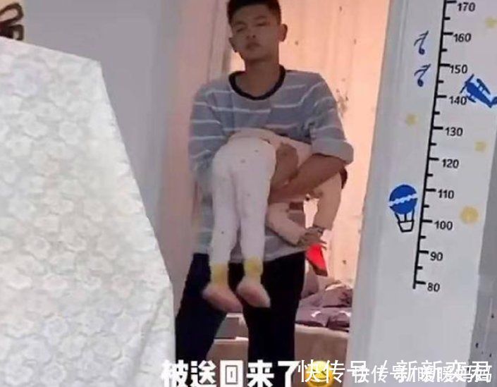 哥哥|妹妹偷溜进哥哥房间“蹭床”,结局让网友笑翻:嚣张进去卑微出来