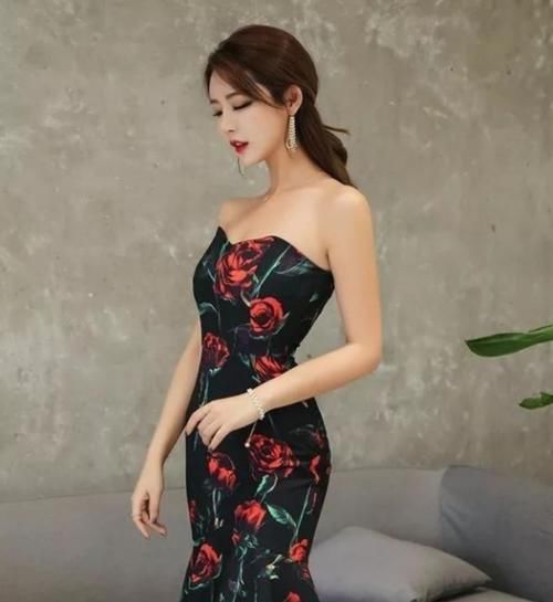 身材|美女穿搭：玫瑰花紧身抹胸连衣裙，性感优雅完美的展现到极致
