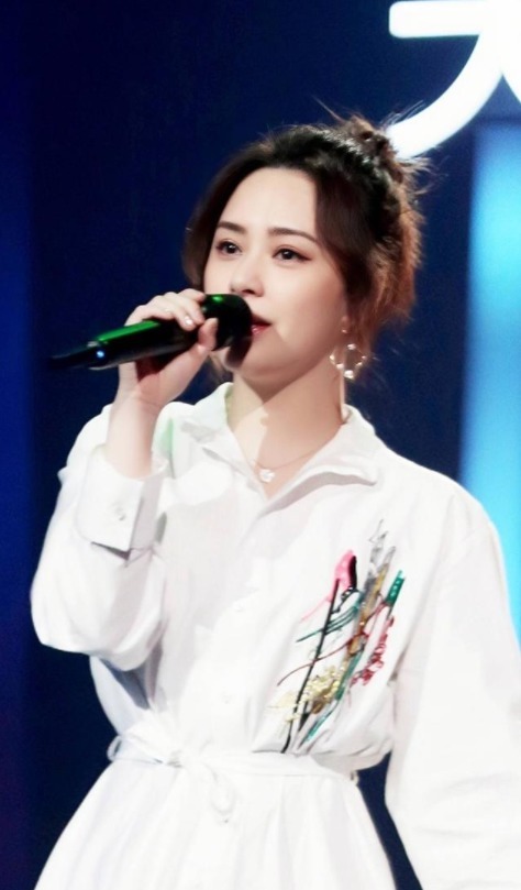 钟欣潼|阿娇又美回颜值巅峰,一袭白色衬衫连衣裙清新减龄,知性利落