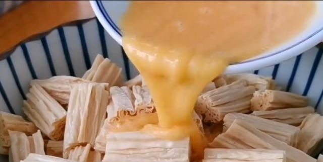 腐竹最好吃的做法，加2个鸡蛋，出锅比肉还香，上桌连汁都不剩