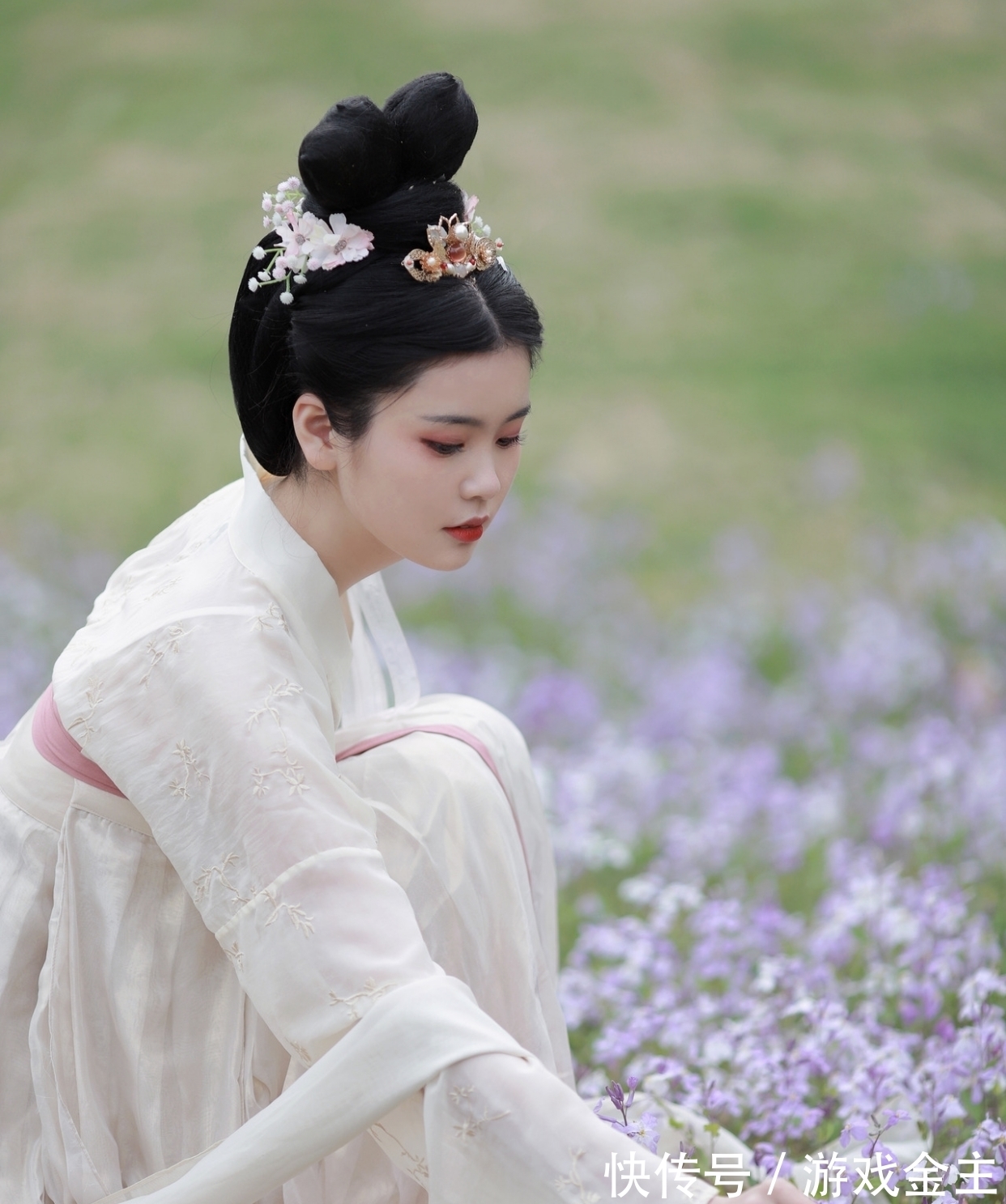 三秋$七律(八首):身微不惧狂风虐,位贱何嫌高树遮?