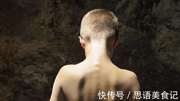 孩子|孩子到底冷不冷,摸摸这两个地方就知道了,宝妈可别乱添衣服