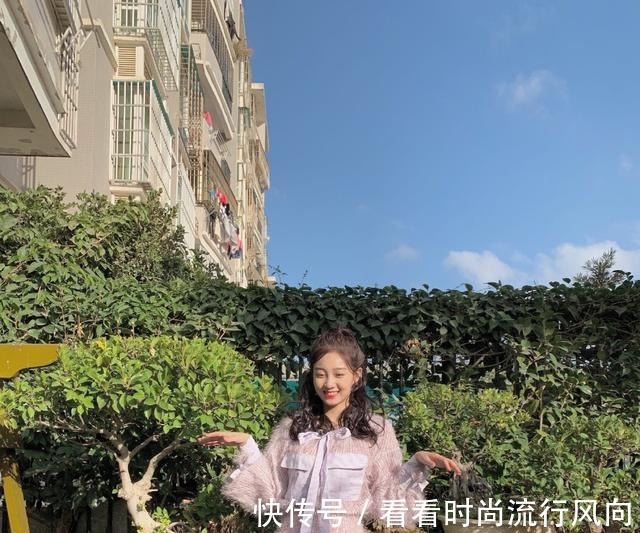 《青春有你2》李子璇穿著熒光粉的吊帶裙大冬天在室外溜達(dá)!