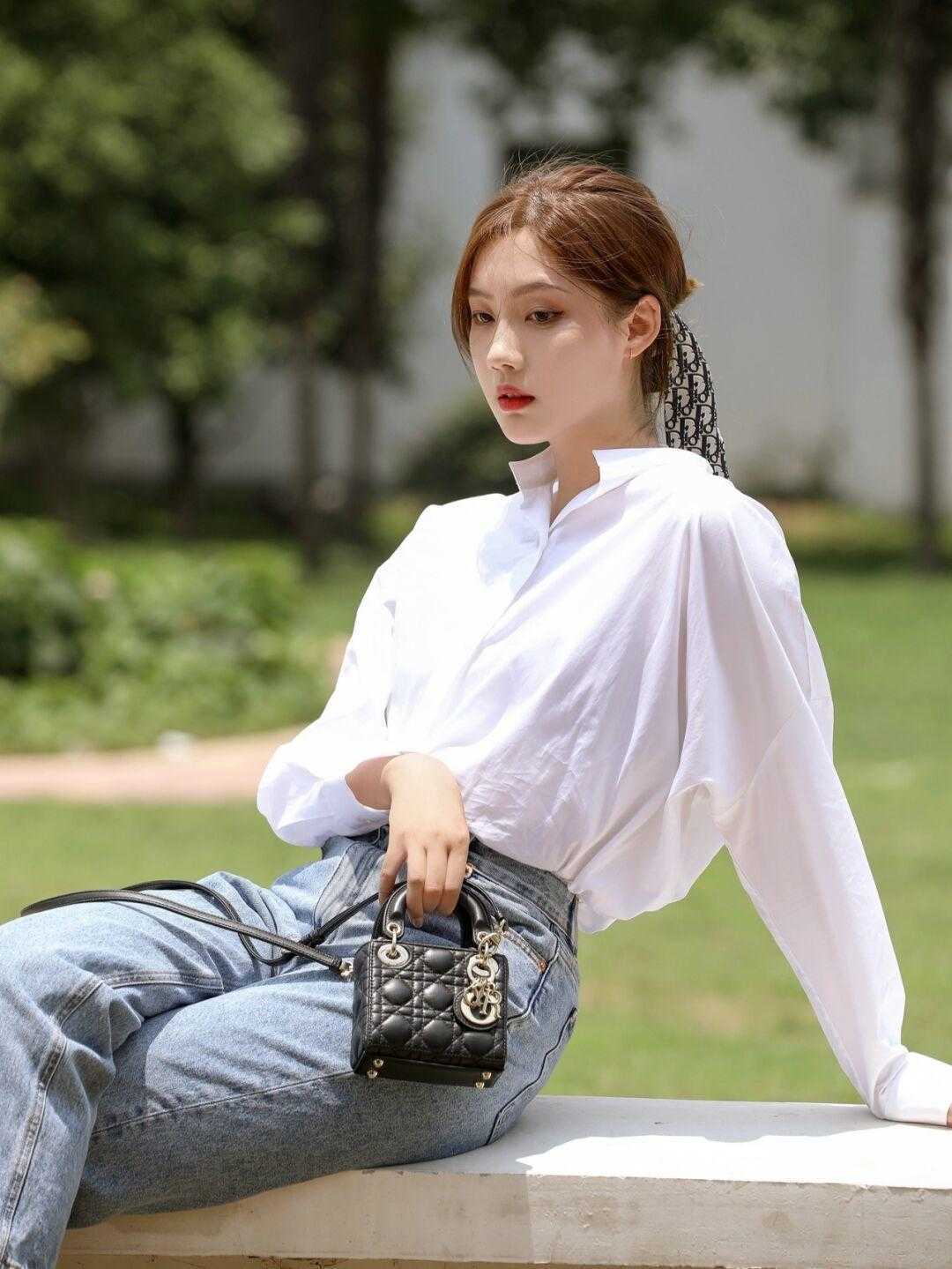 印花|夏季怎么穿搭才高级,衬衫搭配印花半身裙简约大气,漂亮大方