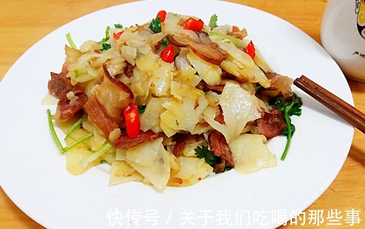 炒腊肉，不能直接切了就炒，想要软嫩鲜香不油腻，关键2步不能少