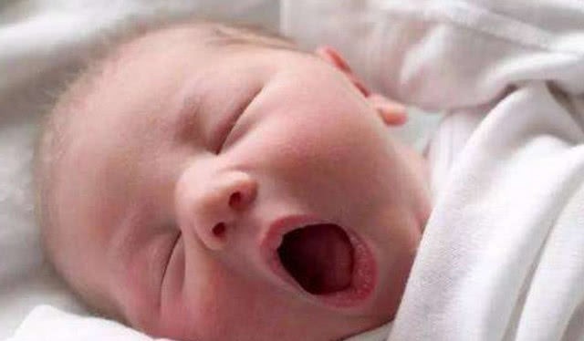脑部|宝宝睡觉时若有3个动作,说明脑部发育相当不错,是个聪明娃!