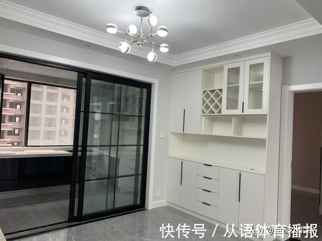 乳胶漆|她家装修花了12万,打造网红款电视墙,请木工师傅打柜子很喜欢