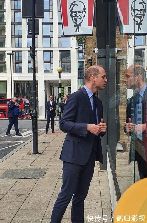 接地气|看夏洛特公主用餐,宝妈们羡慕凯特:萌娃吃饭不用愁,真省心