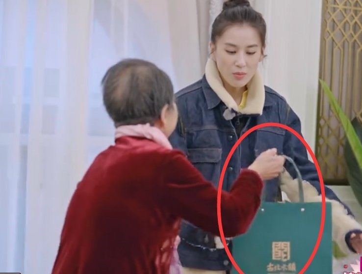 黃圣依婆婆拿98元柏木梳送兒媳,嫌?xùn)|西太便宜閉眼害羞拿不出手