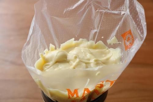 两个鸡蛋,半碗面粉,简单拌一下就可以做成蛋糕,既是早餐又是甜点