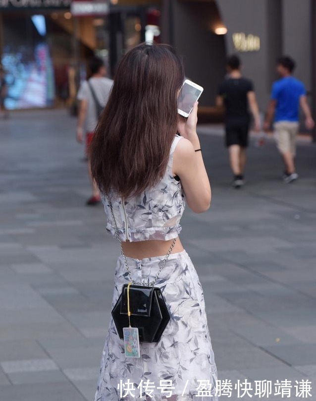 印版高腰款显瘦两件套装,搭配上尖头鞋,穿着清新甜美气质