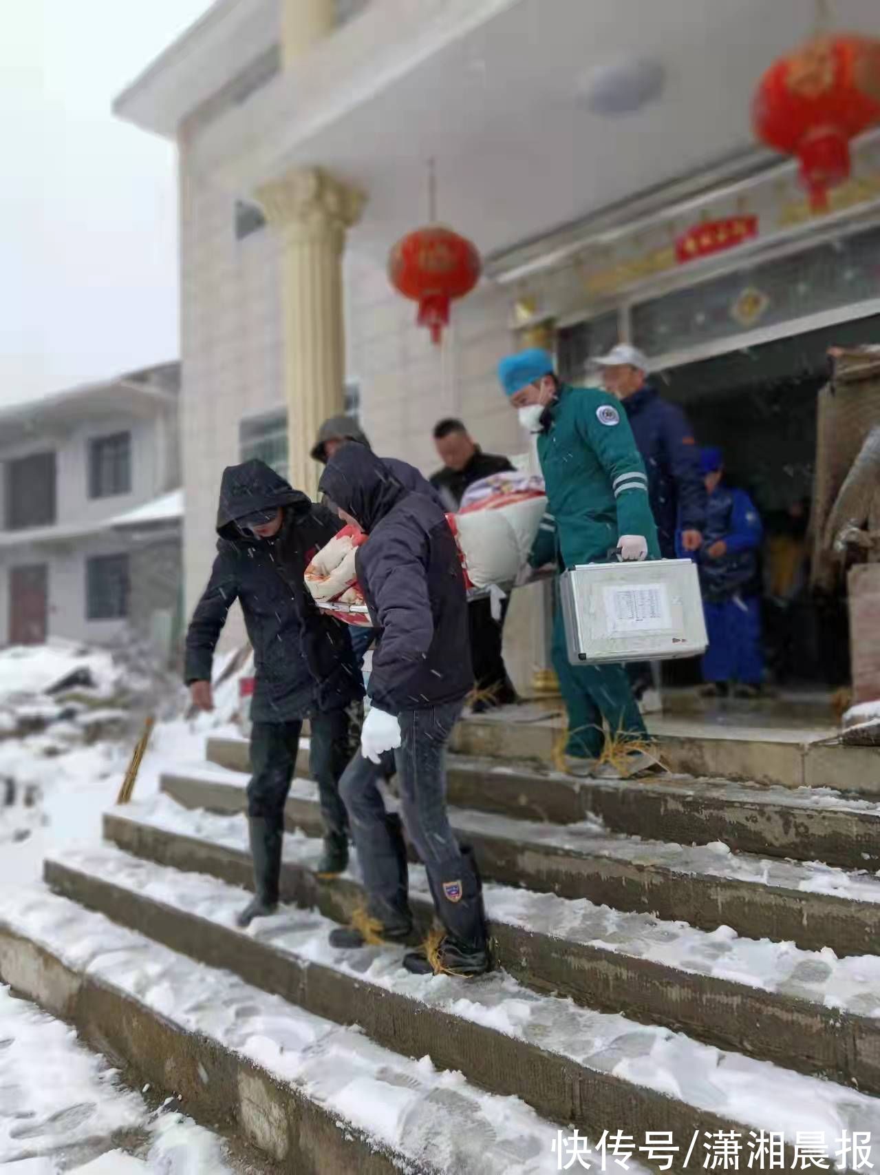 暖心！张家界老人雪天骨折，村民帮医护人员除雪推救护车