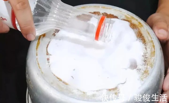 不管电饭锅内胆多黄多脏,教你一招,顽固污垢一擦就掉,省时省力