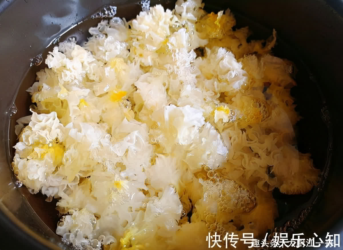 入秋后要多喝银耳汤,教你正确做法,银耳快速出胶,黏稠有营养