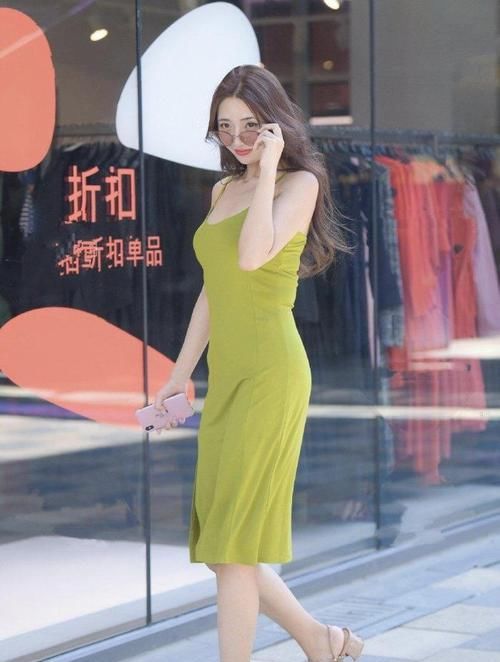 美女的时尚青春，一条浅绿色的连衣裙，充满了活力的气息