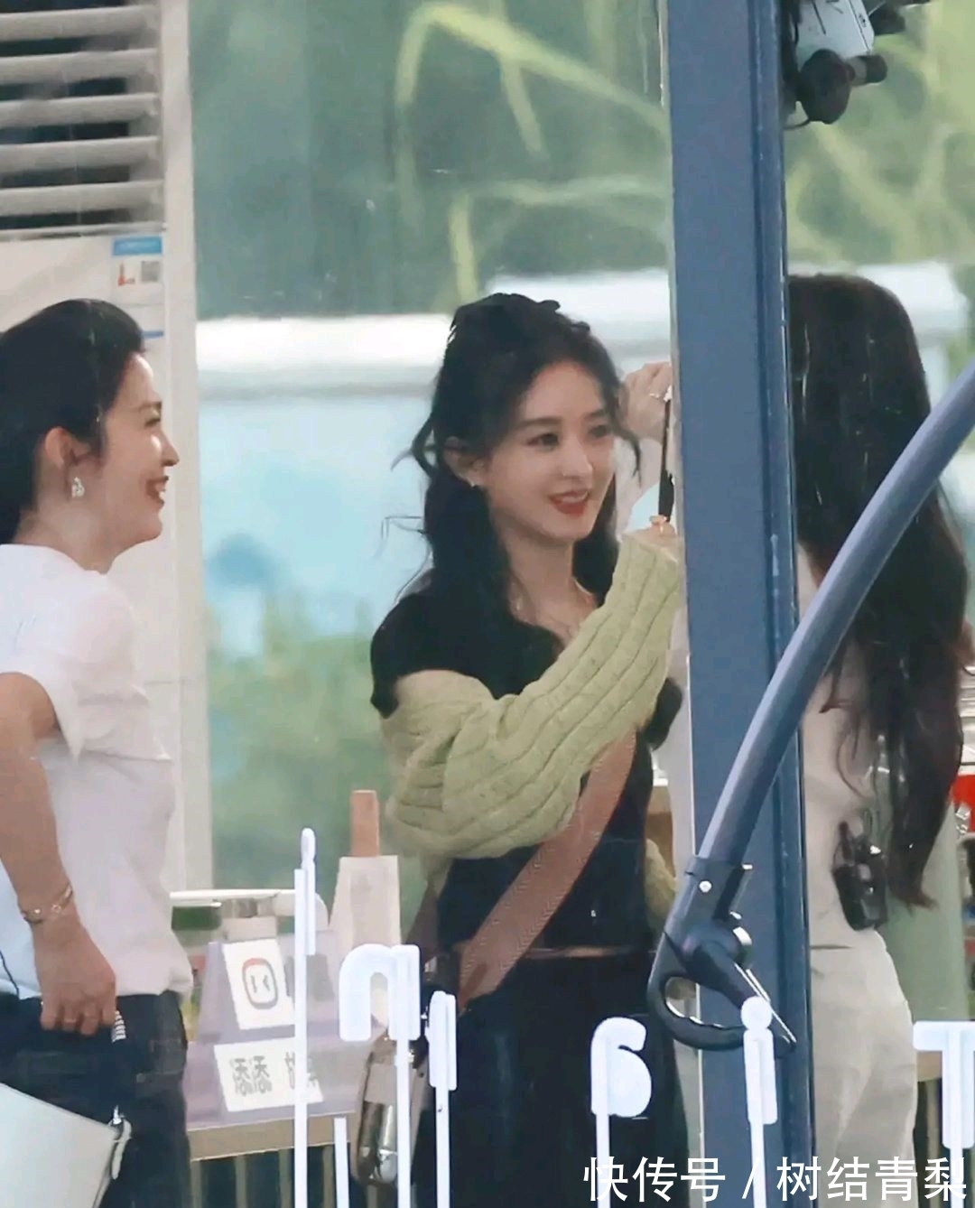 中餐厅|赵丽颖《中餐厅》最新路透来了高马尾大波浪尽显温柔