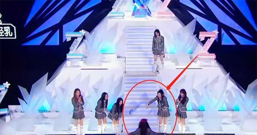 虞书欣第2名出道泪洒现场,看到她第一个抱的人,网友和谁关系好一目了然